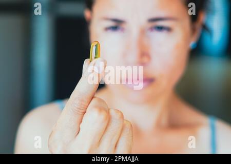 Brasilien. 11. April 2023. Auf diesem Foto sah eine Frau eine Pille nehmen. (Foto: Rafael Henrique/SOPA Images/Sipa USA) Guthaben: SIPA USA/Alamy Live News Stockfoto