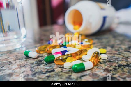 Brasilien. 11. April 2023. In dieser Abbildung auf dem Tisch neben einem Glas Wasser mehrere Pillen. (Foto: Rafael Henrique/SOPA Images/Sipa USA) Guthaben: SIPA USA/Alamy Live News Stockfoto