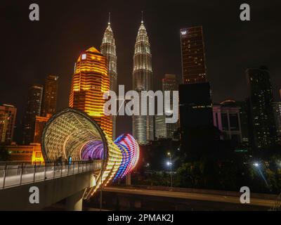 13. Januar 2023: Saloma Link, Pintasan Saloma, eine 69 Meter lange kombinierte Fußgänger- und Fahrradbrücke über den Klang in Kuala Lumpur, Malaysia. Stockfoto