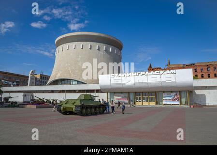 WOLGOGRAD, RUSSLAND - 19. SEPTEMBER 2021: Touristen im Museum zur Schlacht von Stalingrad. Wolgograd Stockfoto