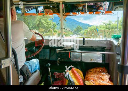 Fahreransicht des Chicken Bus in Guatemala Stockfoto