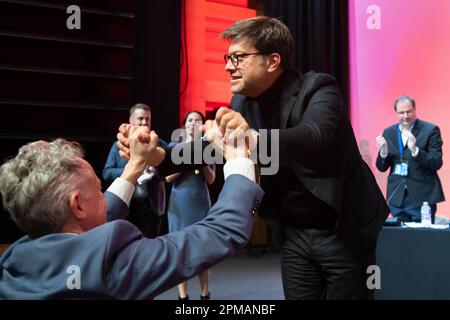 Marseille, Frankreich. 8. April 2023. Fabien Roussel dankt Benoit Payan (R) nach seiner Rede während des 39. Kongresses der französischen Kommunistischen Partei (PCF). Der 39. Kongress der französischen Kommunistischen Partei (PCF) findet vom 7. Bis 10. April 2023 in Marseille statt. Sie ernennt Fabien Roussel zu ihrem Anführer. (Kreditbild: © Laurent Coust/SOPA Images via ZUMA Press Wire) NUR REDAKTIONELLE VERWENDUNG! Nicht für den kommerziellen GEBRAUCH! Stockfoto