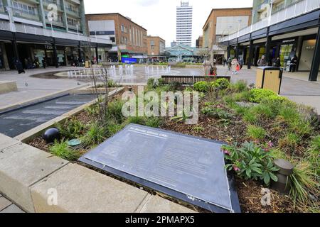 Sir Donald Gibson-Plakette und Wasserfontänen im Stadtzentrum von Coventry, West Midlands, Warwickshire, England, Großbritannien Stockfoto