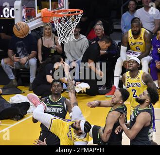 Los Angeles, Usa. 11. April 2023. Los Angeles Lakers Center Anthony Davis fällt bei versuchtem Layup gegen die Minnesota Timberwolves während der ersten Halbzeit in der Crypto.com Arena in Los Angeles am Dienstag, den 11. April 2023 auf den Boden. Foto: Jim Ruymen/UPI Credit: UPI/Alamy Live News Stockfoto