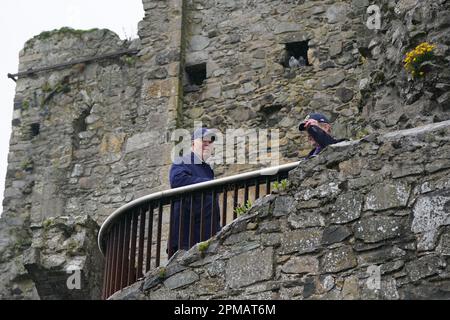 US-Präsident Joe Biden (links) mit Tanaiste Micheal Martin im Carlingford Castle, Grafschaft Louth, während seiner Reise auf die Insel Irland. Bilddatum: Mittwoch, 12. April 2023. Stockfoto