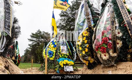 Eine Beerdigung von Evgeny Jakovlev, 42, einem Soldaten, der von russischen Streitkräften an der Ostukrainischen Front in einem Kampf getötet wurde, auf dem Lisove Friedhof in Kiew, der Hauptstadt der Ukraine, am 12. April 2023. Der Lisove Friedhof ist, wo die meisten gefallenen Armeeangehörigen aus Kiew begraben sind. Da die Invasion der Ukraine in vollem Umfang durch die russischen Streitkräfte andauert, verursacht der Kampf im Osten der Ukraine eine sehr hohe Zahl von Opfern, obwohl die genauen Zahlen unbekannt sind. Die Ukraine bereitet sich auf eine Frühjahrsoffensive zur Rückeroberung des von Russland besetzten Landes vor. (Foto: Dominika Zarzycka/Sipa USA) Stockfoto