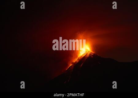 Fuego Vulkanausbruch bei Nacht in Guatemala Stockfoto