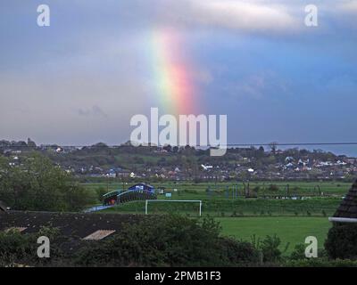 Sheerness, Kent, Großbritannien. 12. April 2023. UK Weather: Ein Regenbogen nach intensivem Regen Sheerness, Kent. Kredit: James Bell/Alamy Live News Stockfoto