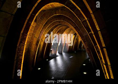 In einem bogenförmigen Tunnel aus Ziegeln Stockfoto