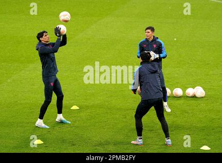 Sevilla Torwart Yassine Bounou (links) während eines Trainings in Old Trafford, Manchester. Bilddatum: Mittwoch, 12. April 2023. Stockfoto