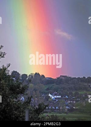 Sheerness, Kent, Großbritannien. 12. April 2023. UK Weather: Ein Regenbogen nach intensivem Regen Sheerness, Kent. Kredit: James Bell/Alamy Live News Stockfoto