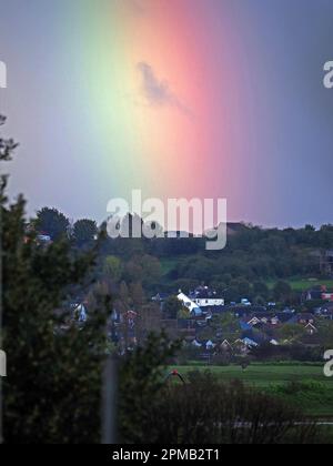 Sheerness, Kent, Großbritannien. 12. April 2023. UK Weather: Ein Regenbogen nach intensivem Regen Sheerness, Kent. Kredit: James Bell/Alamy Live News Stockfoto