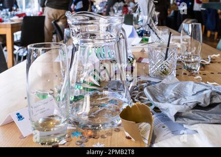 Die Überreste einer Weihnachtsmahlzeit wurden auf einem ungeklärten Tisch in einem Restaurant zurückgelassen. Stockfoto