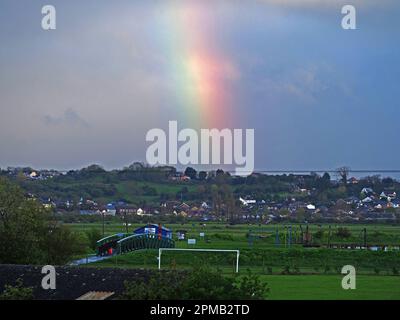 Sheerness, Kent, Großbritannien. 12. April 2023. UK Weather: Ein Regenbogen nach intensivem Regen Sheerness, Kent. Kredit: James Bell/Alamy Live News Stockfoto