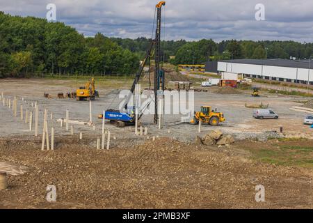 Vorbereitung einer Baustelle mit in den Boden gehämmerten Betonpfählen für den weiteren Bau von Gebäuden. Schweden. Stockfoto