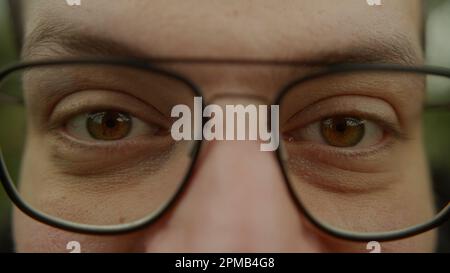 Ein Blick auf einen jungen Mann mit Brille, Nahaufnahme Stockfoto
