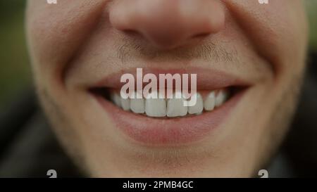 Wunderschönes Gesicht lächelnder Mann mit weißen Zähnen in extra Nahaufnahme Stockfoto