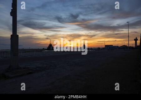 Wunderschöner Blick auf den Hafen von Oranjestad, Aruba bei Sonnenuntergang. Stockfoto