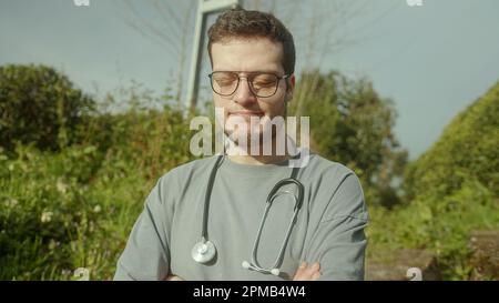 Junge Brille, braune Ärztin, die eine schlechte Nachricht aussendet, negative Gesten macht, die in die Kamera schauen Stockfoto