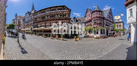 Panoramablick über die historischen Fachwerkhäuser des idyllischen deutschen Weindorfes Bacharach am Rhein im Sommer Stockfoto