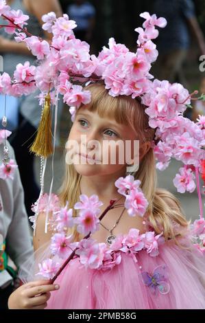 Cherkasy, Ukraine - Jule 6,2018. Ukrainische Kleinkinder in leuchtenden Kleidern zum Schönheits- und Modewettbewerb beim traditionellen alljährlichen slawischen Feiertag Stockfoto