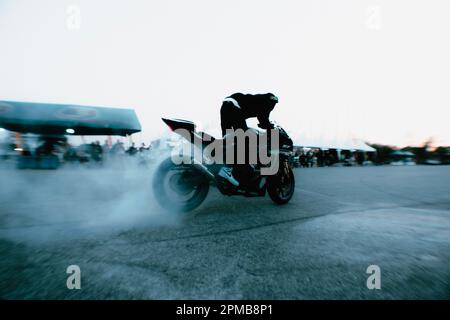 Motorrad-Stuntman, hinterer Radständer Stockfoto