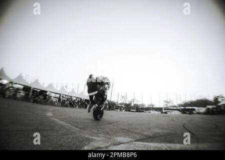 Motorrad-Stuntman, hinterer Radständer Stockfoto