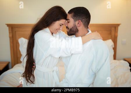 Ein Glückliches Paar, Das Sich Umarmt Und Sich Im Schlafzimmer Posiert Stockfoto