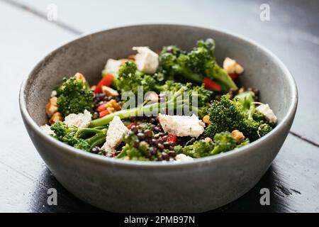 Marinierte Linsen mit Brokkoli und veganem Feta. Stockfoto