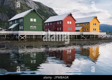 Touristen und Fischer Houses Flatanger Norwegen Stockfoto