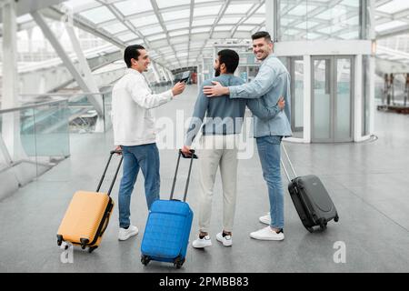 Gruppe Von Drei Reisenden Männer Im Gespräch Im Modernen Flughafen Stockfoto