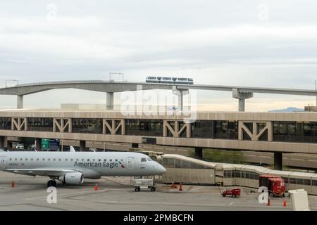 Phoenix, AZ - 21. März 2023: Der kostenlose Sky Train ist jetzt von der Station der Valley Metro Rail um 44. Uhr und Washington bis zum Mietwagen ca. Stockfoto