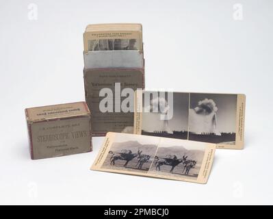 Kasten mit stereoskopischen Ansichten, 36 ausgewählte Haynes stereoskopische Ansichten des Yellowstone-Nationalparks; fotografiert von Frank Jay Haynes (amerikanisch, 1853 – 1921); cremefarbene Pappe; insgesamt: 18,4 x 9,5 x 5,1 cm (7 1/4 x 3 3/4 x 2 Zoll) Jede Karte: 8,9 x 17,7 cm (3 1/2 x 7 Zoll) Nebeneinander angeordnete Fotos: 8 x 7,5 cm (3 3/16 x 3 Zoll) Stockfoto