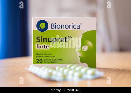 Tallinn, Estland - 9. April 2023: Sinupret Forte Tabletten von Bionorica Kräutermedizin zur Behandlung akuter, unkomplizierter Entzündungen der Nasennebenhöhlen Stockfoto