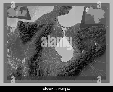 Zulia, Staat Venezuela. Grauskala-Höhenkarte mit Seen und Flüssen. Standorte der wichtigsten Städte der Region. Eckkarten für zusätzliche Standorte Stockfoto