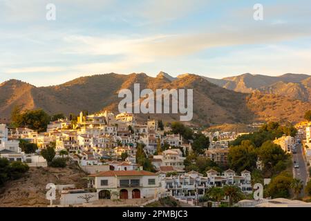 "Nerja, Andalusien, Provinz Malaga/Spanien - März 26 2023 : die Stadt Nerja liegt wunderschön am Alboran Meer" Stockfoto