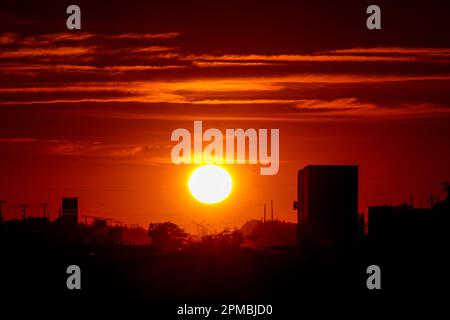 Sonnenuntergang auf dem Highway 15, der durch die Yaquis-Städte zwischen den Gemeinden Empalme und Ciudad Obregon im südmexikanischen Bundesstaat Sonora, Mexiko führt. © (© Photo by Luis Gutierrez / Norte Photo) atardecer en la carretera 15 a su paso por los pueblos Yaquis entre los municipios de Empalme y Ciudad Obregon sur del estado mexicano de Sonora, Mexiko . © (© Photo by LuisGutierrez / Norte Photo) Stockfoto