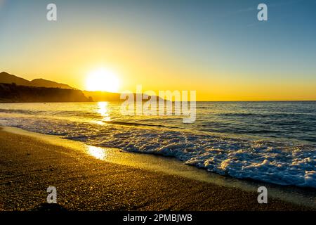 "Nerja, Andalusien, Provinz Malaga/Spanien - März 26 2023 : die Stadt Nerja liegt wunderschön am Alboran Meer" Stockfoto