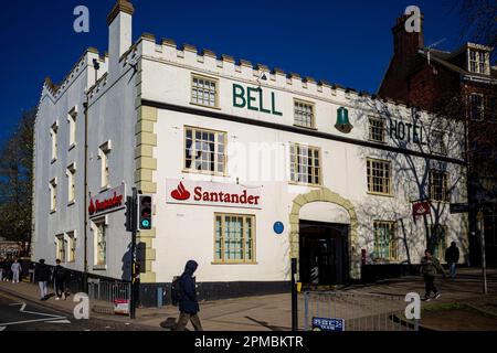 Santander Branch in Norwich UK im historischen Grade II Bell Hotel Gebäude am Orford Hill in Norwich. CL7 mit C19 Verlängerungen und C20 Optionen. Stockfoto