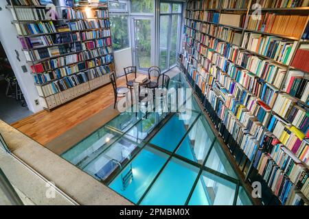 Wien, private 'Wasserbibliothek', Anbau an ein Wohnhaus // Wasserbibliothek, Ergänzung zu einem alten Wohnhaus Stockfoto