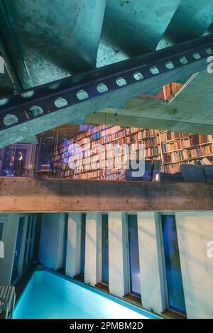 Wien, private 'Wasserbibliothek', Anbau an ein Wohnhaus // Wasserbibliothek, Ergänzung zu einem alten Wohnhaus Stockfoto