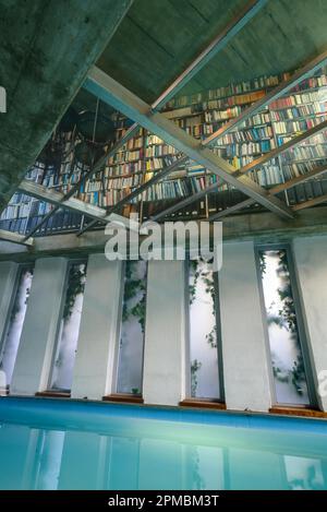 Wien, private 'Wasserbibliothek', Anbau an ein Wohnhaus // Wasserbibliothek, Ergänzung zu einem alten Wohnhaus Stockfoto