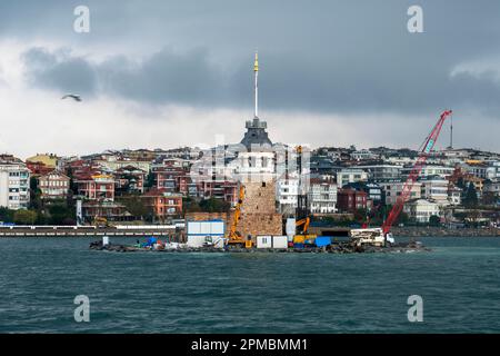 Uskudar, Istanbul, Türkei. 12. April 2023. Der Mädchenturm, im Bosporus, Istanbul, wurde auf einer kleinen Insel in der Nähe von Salacak in Uskudar erbaut. Die Restaurierungsarbeiten am Jungfernturm wurden 2021 vom Ministerium für Kultur und Tourismus eingeleitet. Die Restaurierungsarbeiten im Jungfrauenturm gehen zu Ende. Die meisten der Piers im Turm wurden entfernt und es wurde gesehen, dass die endgültige Version des Jungfrauenturms begann zu entstehen. 12. April 2023. (Kreditbild: © Tolga Uluturk/ZUMA Press Wire) NUR REDAKTIONELLE VERWENDUNG! Nicht für den kommerziellen GEBRAUCH! Stockfoto