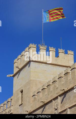 Spanien, Valencia, Flagge von Valencia am Turm der Seidenbörse (Lonja de la Seda) // Spanien, Valencia, Flagge von Valencia auf der Seidenbörse (Lonja Stockfoto