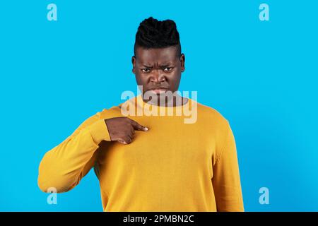 Porträt Eines Verwirrten Jungen Afroamerikanischen Mannes, Der Auf Sich Selbst Zeigt Stockfoto