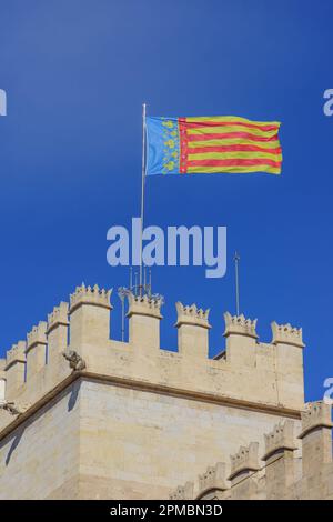 Spanien, Valencia, Flagge von Valencia am Turm der Seidenbörse (Lonja de la Seda) // Spanien, Valencia, Flagge von Valencia auf der Seidenbörse (Lonja Stockfoto