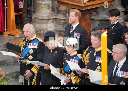 Dossier Foto vom 19/09/22 des Herzogs von Sussex (Mitte rechts), der Herzogin von Sussex (Mitte hinten), (erste Reihe, links nach rechts) König Karl III., der Königlichen Gemahlin, Prinzessin Royal, Vizeadmiral Sir Timothy Laurence und der Herzog von York während der Beerdigung von Königin Elizabeth II. In Westminster Abbey in London. Der Buckingham-Palast hat angekündigt, dass der Herzog von Sussex an der Krönung von König Karl III. Teilnehmen wird, aber die Herzogin von Sussex bleibt in Kalifornien mit Prinz Archie und Prinzessin Lilibet. Stockfoto