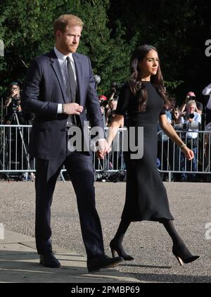 Aktenfoto vom 10.09/22, auf dem der Herzog und die Herzogin von Sussex nach dem Tod von Königin Elizabeth II. Zu einem Treffen mit der Öffentlichkeit in Windsor Castle in Berkshire ging Der Buckingham-Palast hat angekündigt, dass der Herzog von Sussex an der Krönung von König Karl III. Teilnehmen wird, aber die Herzogin von Sussex bleibt in Kalifornien mit Prinz Archie und Prinzessin Lilibet. Stockfoto