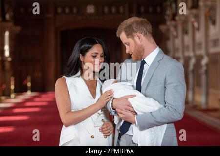 Aktenfoto vom 08.05/19 des Herzogs und der Herzogin von Sussex mit ihrem kleinen Sohn (Name später bekannt gegeben als Archie Harrison Mountbatten-Windsor) während eines Fotogesprächs in der St. George's Hall am Windsor Castle in Berkshire. Der Buckingham-Palast hat angekündigt, dass der Herzog von Sussex an der Krönung von König Karl III. Teilnehmen wird, aber die Herzogin von Sussex bleibt in Kalifornien mit Prinz Archie und Prinzessin Lilibet. Stockfoto