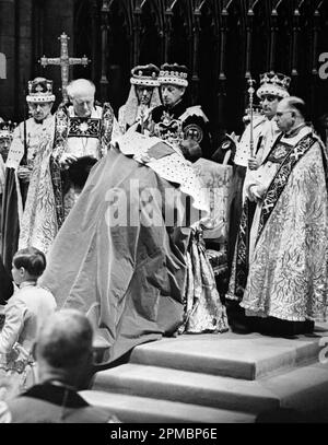 Aktenfoto vom 02.06/53, der (damalige) Herzog von Edinburgh, der Königin Elizabeth II. Während ihrer Krönung in Westminster Abbey, im Zentrum von London, gedenkt. Der Buckingham-Palast hat angekündigt, dass der Herzog von Sussex an der Krönung von König Karl III. Teilnehmen wird, aber die Herzogin von Sussex bleibt in Kalifornien mit Prinz Archie und Prinzessin Lilibet. Stockfoto